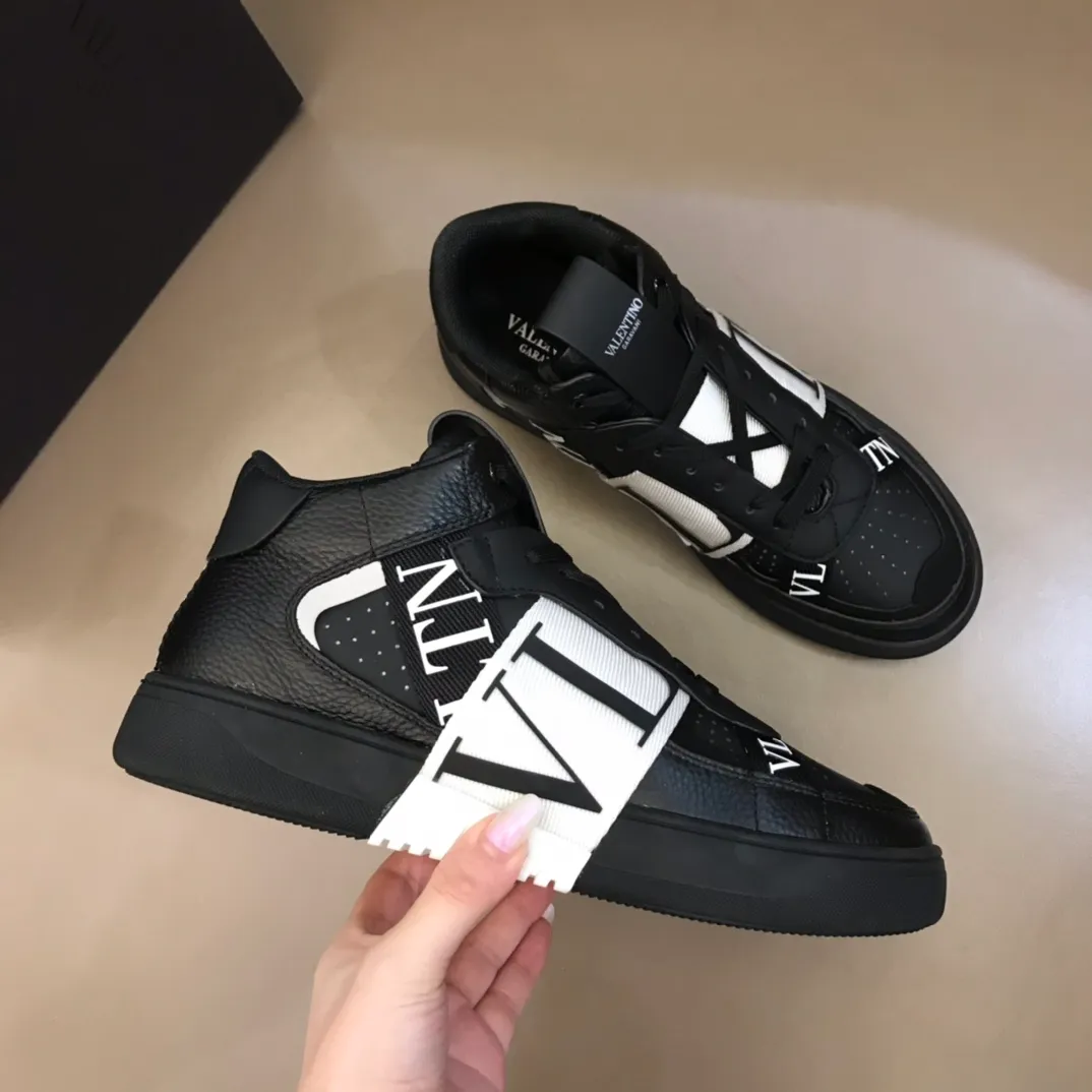 p480 "VALETINO**" new high-top 🆕 calfskin lace-up sneakers. No man should be able to refuse these shoes. The classic color scheme is so handsome! Purchase a high-precision replica of the original version to instantly sell off the market currency! 6 VLTN logo rubber effect straps - Valentino Garavani Logo printed on the back and tongue, all materials are customized to ensure quality! Size: 38-44